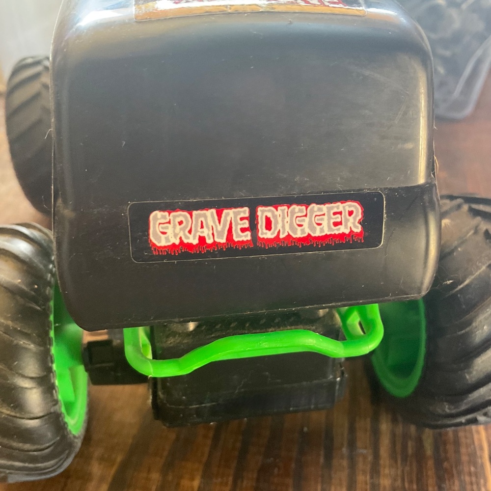 GRAVE DIGGER REMOTE CONTROL TOY TRUCK used sale - Picture 5 of 9
